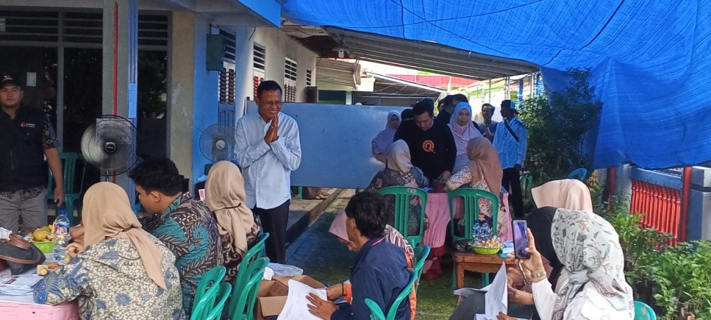 Optimis Menang, Cak Arlan dan Keluarga Nyoblos di TPS 03 Kelurahan Muntang Tapus