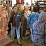 Didampingi Ketua Dekranasda Sumsel, Selvi Gibran Kunjungi Kriya Sriwijaya