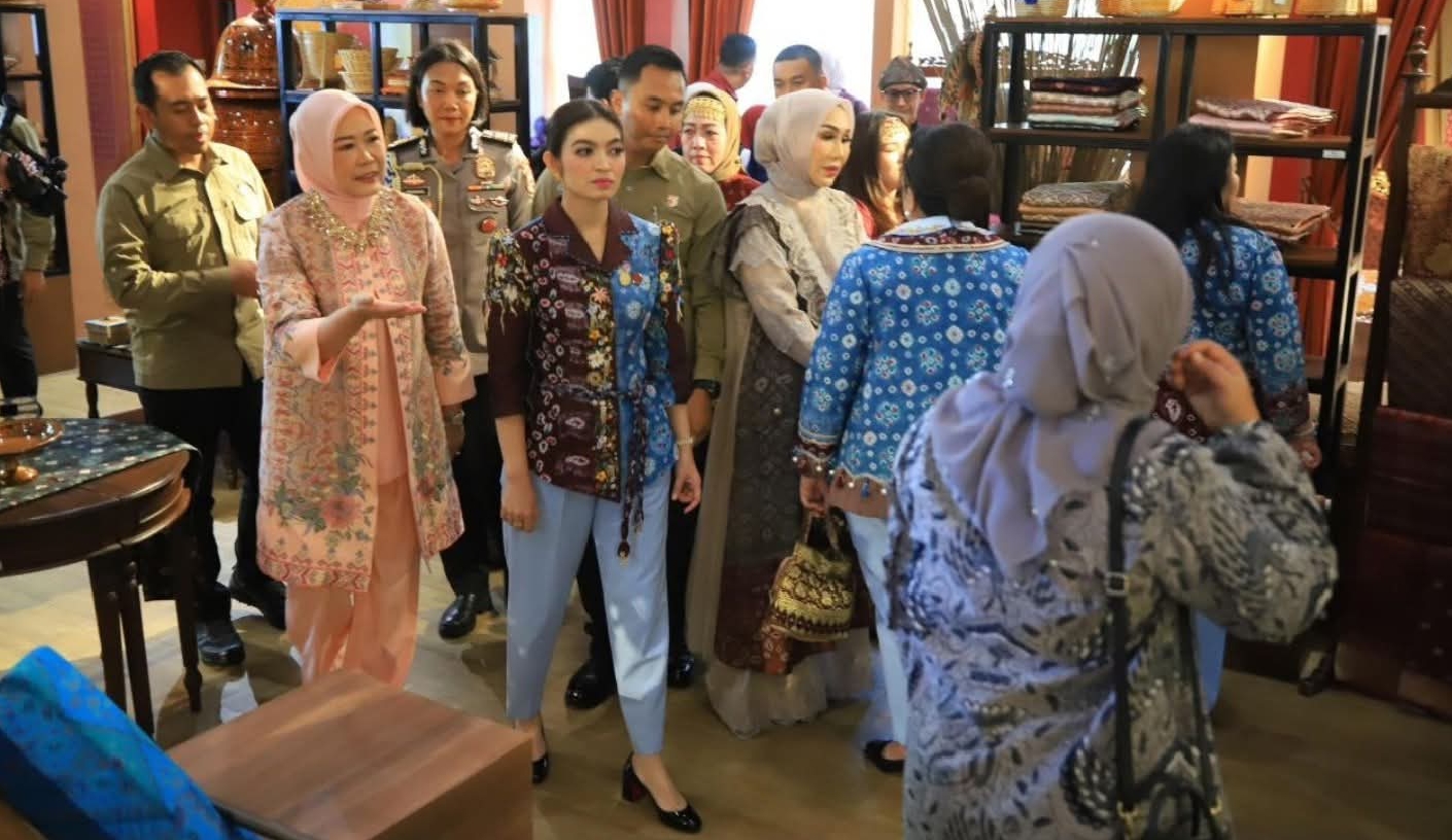 Didampingi Ketua Dekranasda Sumsel, Selvi Gibran Kunjungi Kriya Sriwijaya