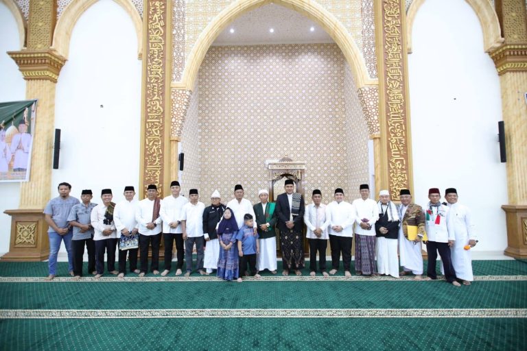 Ketua DPRD Prabumulih Ikuti Shalat Idul Adha di Masjid Agung Islamic Center