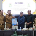 Rapat Kerja Digelar, DPRD Prabumulih Serahkan KUA-PPAS 2025