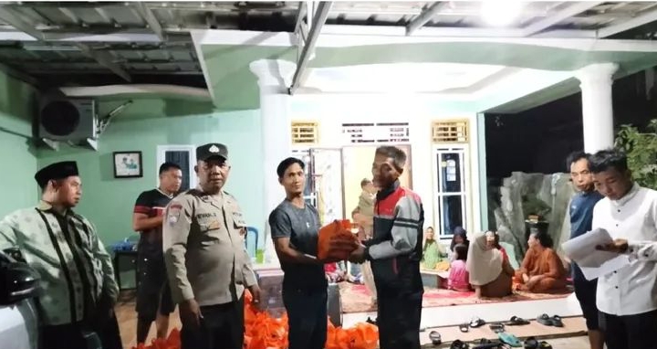 Pemkot Prabumulih Serahkan Bantuan Ke Warga Terdampak Banjir di Desa Jungai