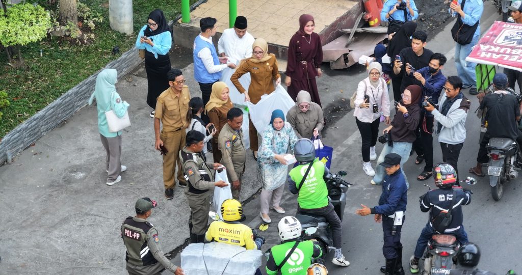 ‎Wujud Kepedulian Sosial, TP PKK Palembang Bagikan Takjil Gratis