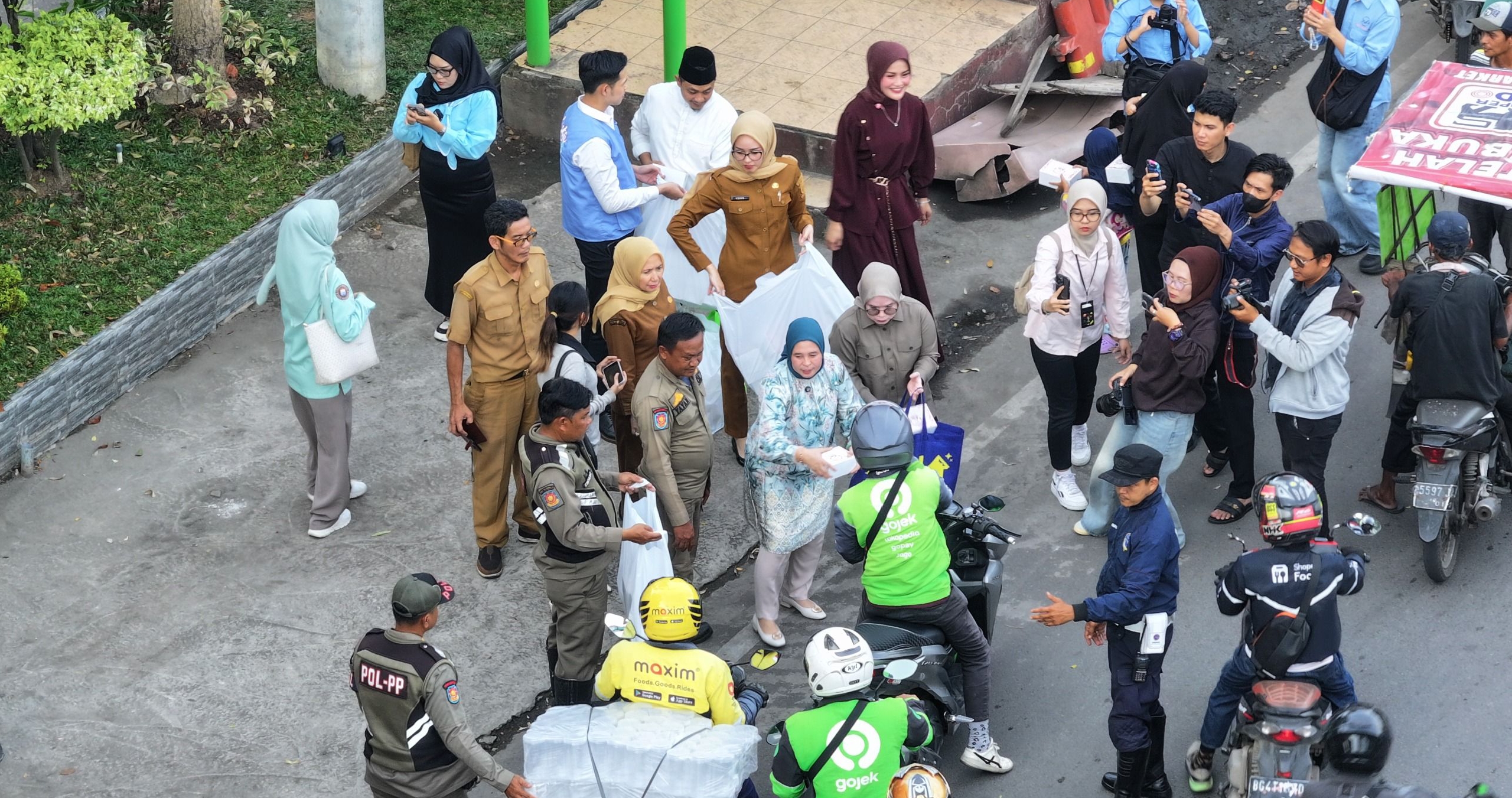 Wujud Kepedulian Sosial, TP PKK Palembang Bagikan Takjil Gratis
