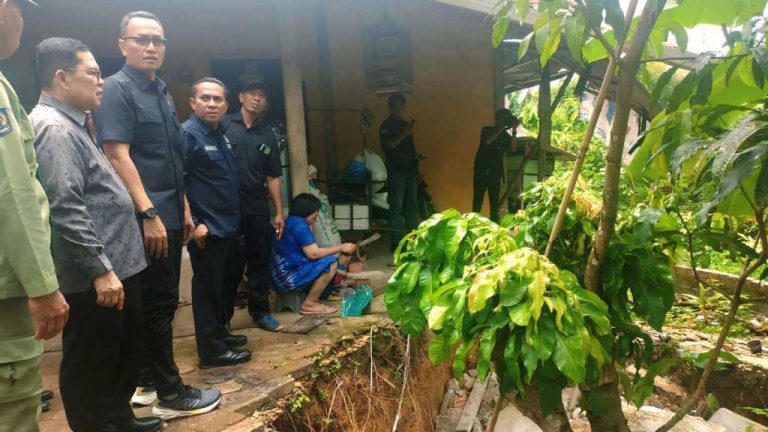 Tanggapi Keluhan Warga, DPRD Prabumulih Tinjau Langsung Tanah Longsor