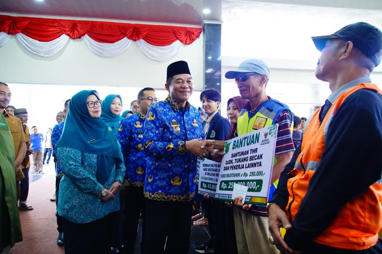 Berkah Lebaran, Muba Bagikan Ribuan THR Kepada Kaum Dhuafa