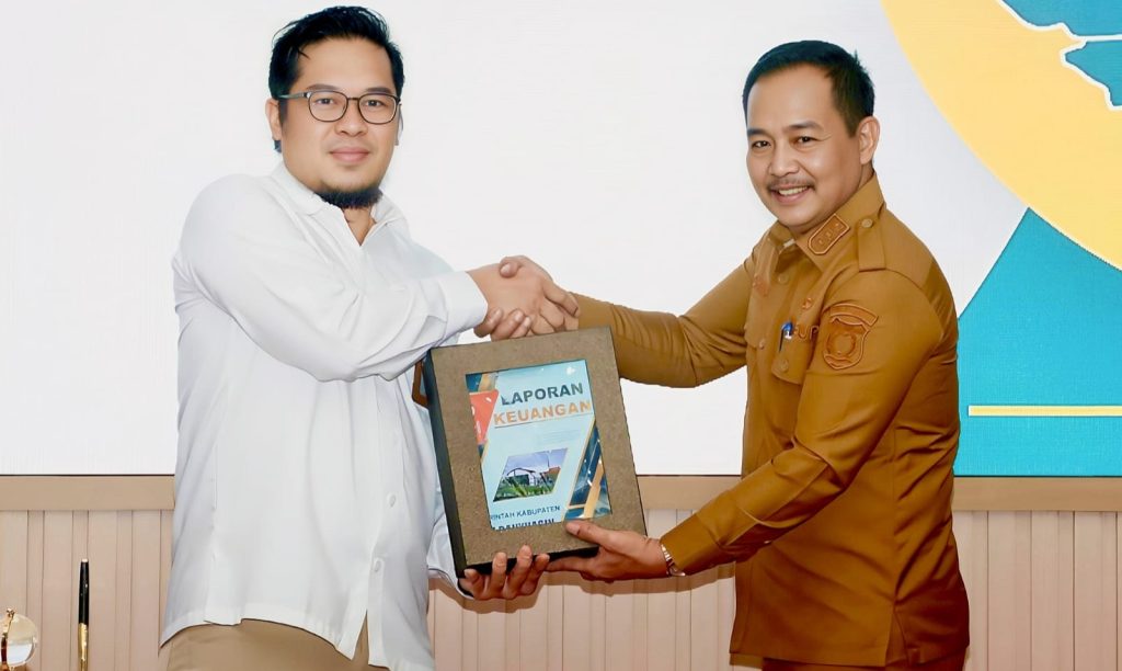 Wabup Rohman Serahkan LKPD Muba ke BPK Sumsel