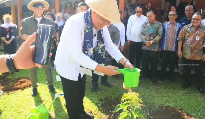 Wagub Sumsel Dorong Kemajuan Sekolah Lewat Aksi Tanam Pohon di SMAN 1 Lubuklinggau