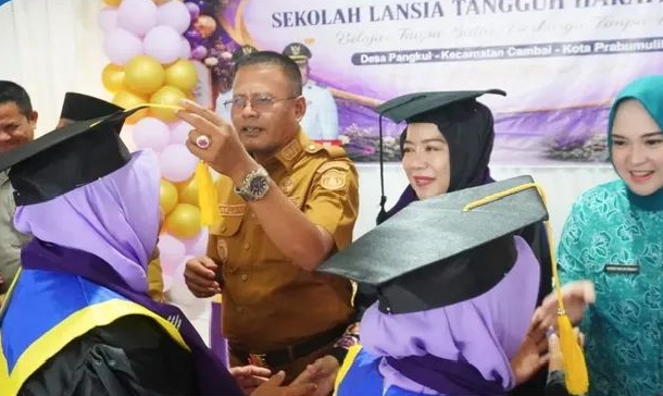 Wisuda Sekolah Lansia, Wako Prabumulih Berikan Apresiasi
