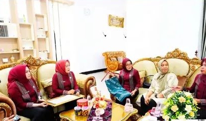 Ketua Dekranasda Prabumulih Hadiri Penyerahan Hak Cipta Kain Motif Nanas