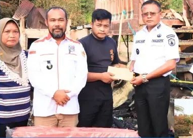 Serahkan Bantuan, Wako Prabumulih Tinjau Kebakaran di Desa Pangkul